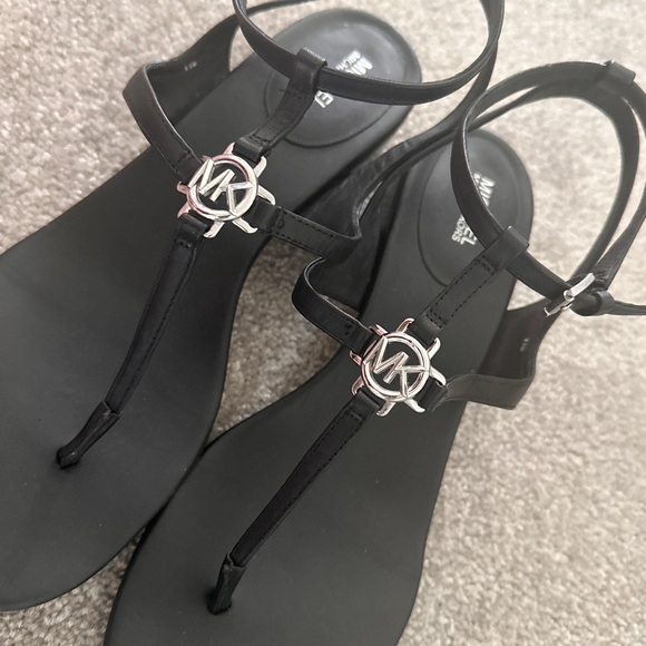 Micheal Kors black leather sandals with silver details - Picture 7 of 11